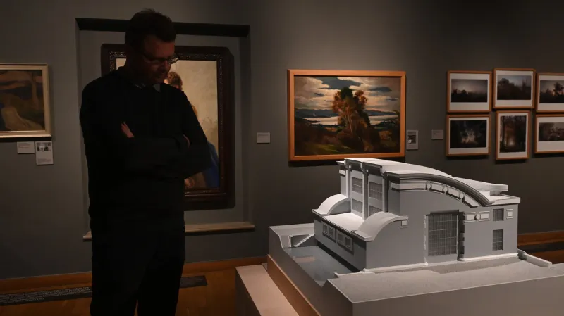 Výstava fotografií v Muzeu umění Olomouc s modelem hydroelektrárny