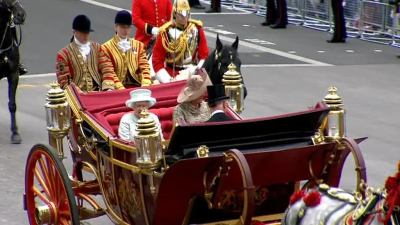 Alžběta II. v kočáře