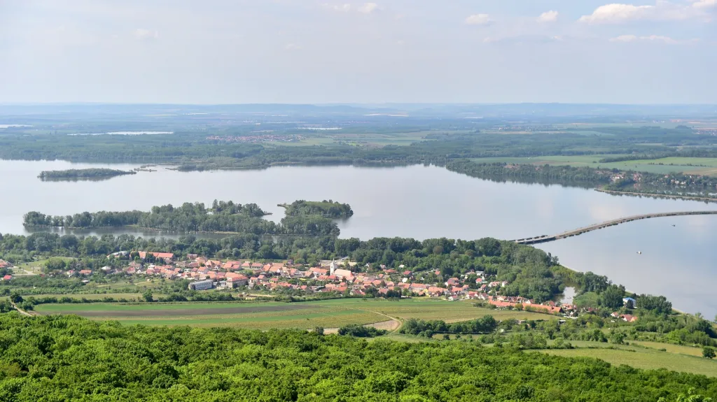 Pálava a vodní nádrž Nové Mlýny