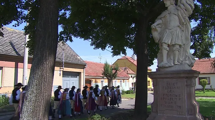 Krojovaný průvod