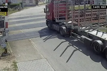 Výstražná světla je nezastaví. Auta riskantně vjíždějí na přejezdy dál