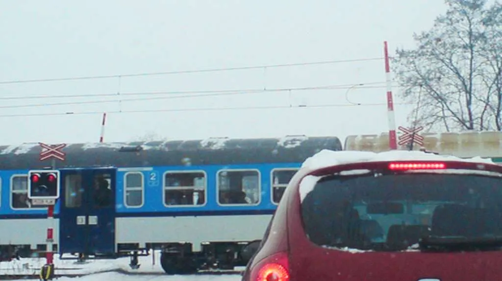 Vlak projíždí přes přejezd