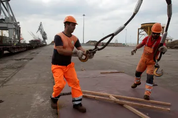 Menší důchody a vyšší daně. Řecko se dohodlo s věřiteli na dalších reformách