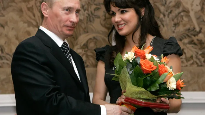 Anna Nětrebková s Vladimirem Putinem při výročí Marrinského divadla (2008)