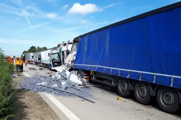 Dálnice D2 byla u Brna uzavřená kvůli nehodám kamionů 