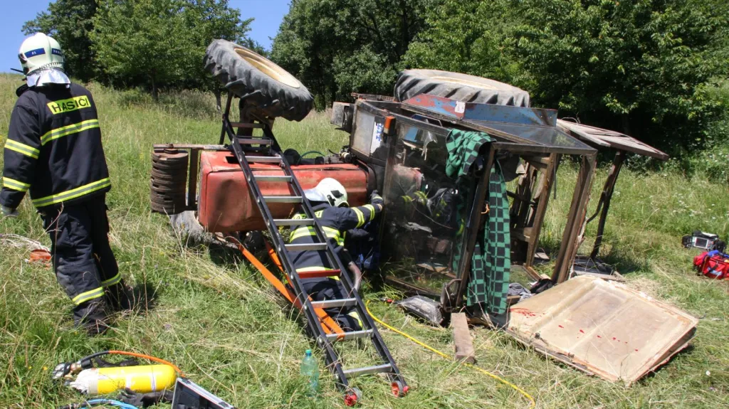 Na mladíka se na Zlínsku převrátil traktor