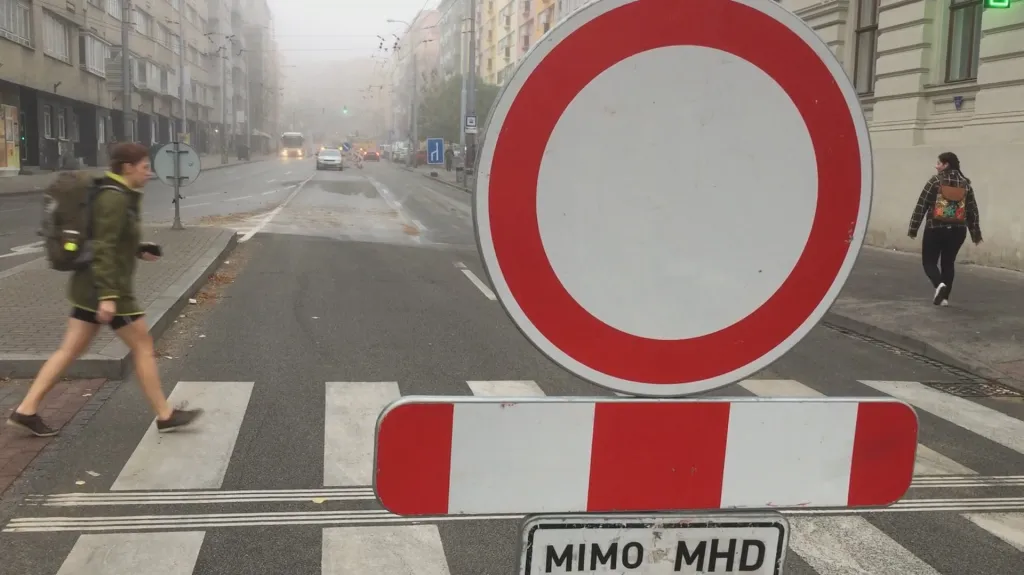 Prasklý vodovod uzavřel Kotlářskou ulici v Brně
