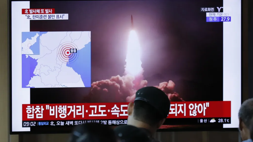 Lidé na nádraží v jihokorejském Soulu sledují zprávy o vypálení raket v Severní Koreji