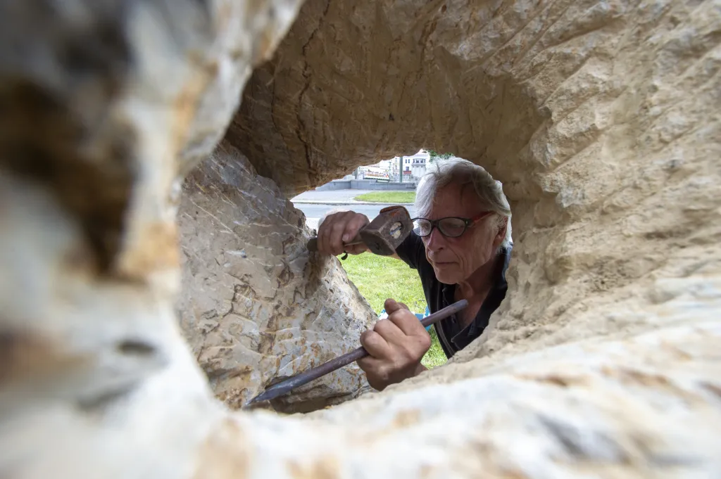 Na snímku dokončuje Robert Schmidt Matt sochu s názvem Hra v kostky