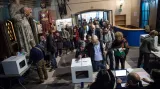 Fronta ve volební místnosti v Barceloně