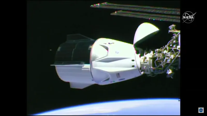 Crew Dragon spojený s ISS