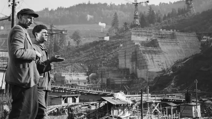 Výstavba přehrady Vír na Svratce, jedné z velkých staveb první pětiletky. Snímek z roku 1952