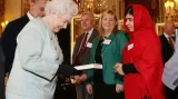Malala věnovala královně svou autobiografii