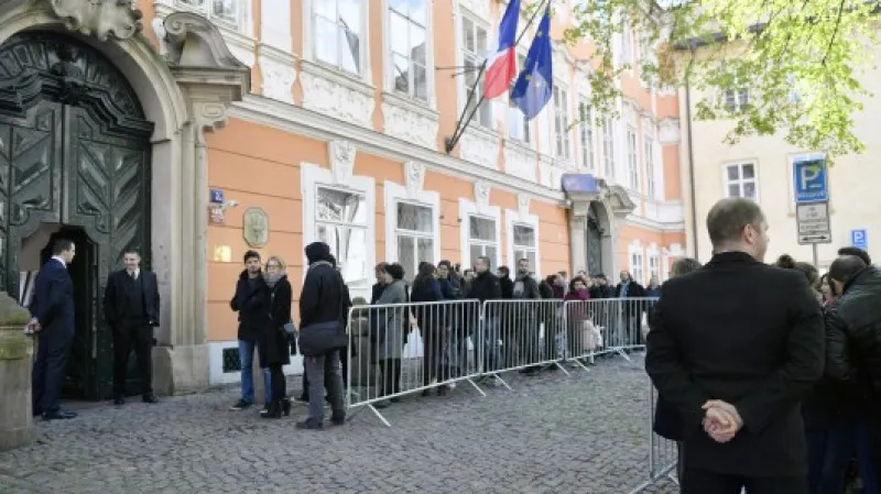 Fronta voličů před francouzskou ambasádou