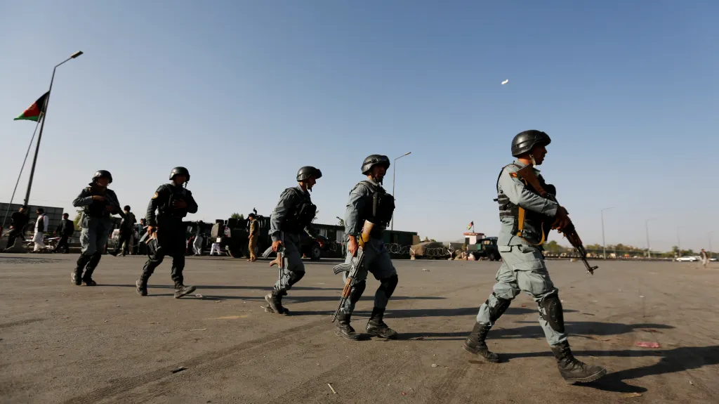 Afghánští vojáci míří na místo útoku v Kábulu