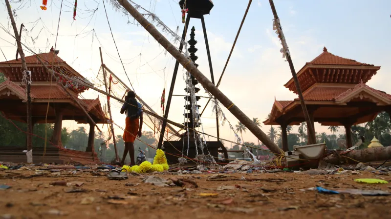 Následky požáru v indickém chrámu