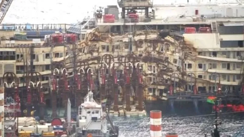 Události: Costa Concordia opouští ostrov Giglio