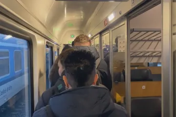 Lidí víc, než soupravy pojmou. Cestující si stěžují na přeplněné vlaky