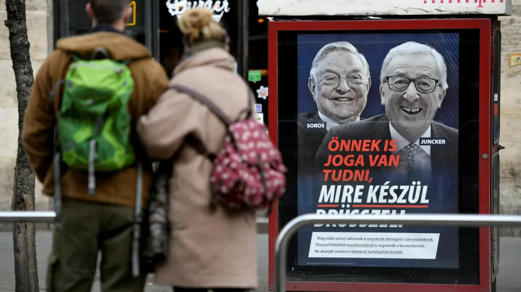 Jeden z maďarských billboardů znevažujících Sorose a Junckera