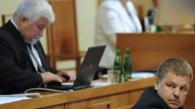 Petr Tluchoř a Petr Pithart na schůzi Senátu