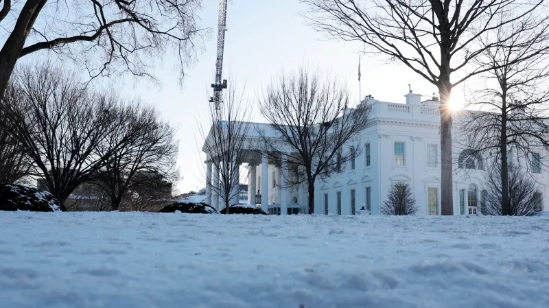 Sníh pokrývá severní trávník Bílého domu po silné zimní bouři, která zasypala sněhem a ledem velkou část Spojených států