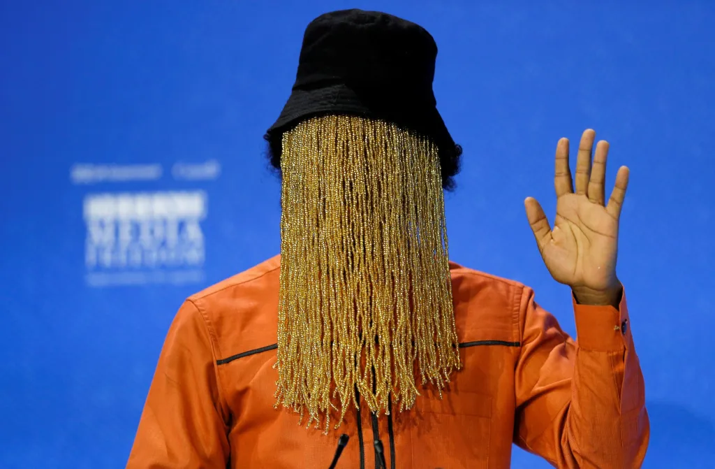 Tajemný novinář Anas Aremeyaw Anas hovoří během Globální konference za svobodu médií v Londýně