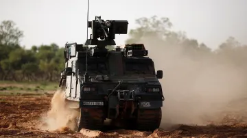 Francouzi využívají v Africe také obrněné terénní vozy