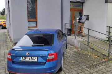 Při zásahu v ŘSD a na dalších místech zadržela policie jedenáct lidí, píše Deník N