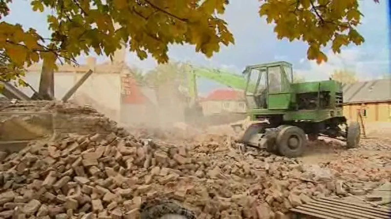 Bourání kolonie ve Školní ulici v Holešově