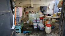 Snímek ze zásahu Celní správy v klefedronové laboratoři