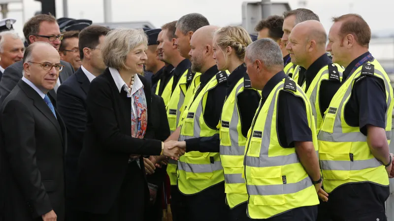 Mayová se zdraví s ostrahou ve francouzském Calais