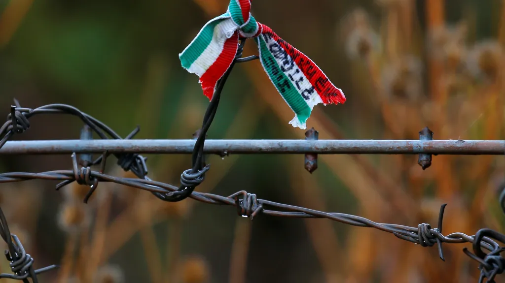 Maďarská vlajka na ostnatém drátu u místa, odkud uteklo po roce 1956 na 200 tisíc Maďarů