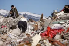 Zemětřesení má přes 28 tisíc obětí, Erdogan hrozí tvrdými tresty za rabování