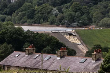 Tlak na hráz ve Whaley Bridge zůstává kritický, meteorologové varují před dalšími lijáky