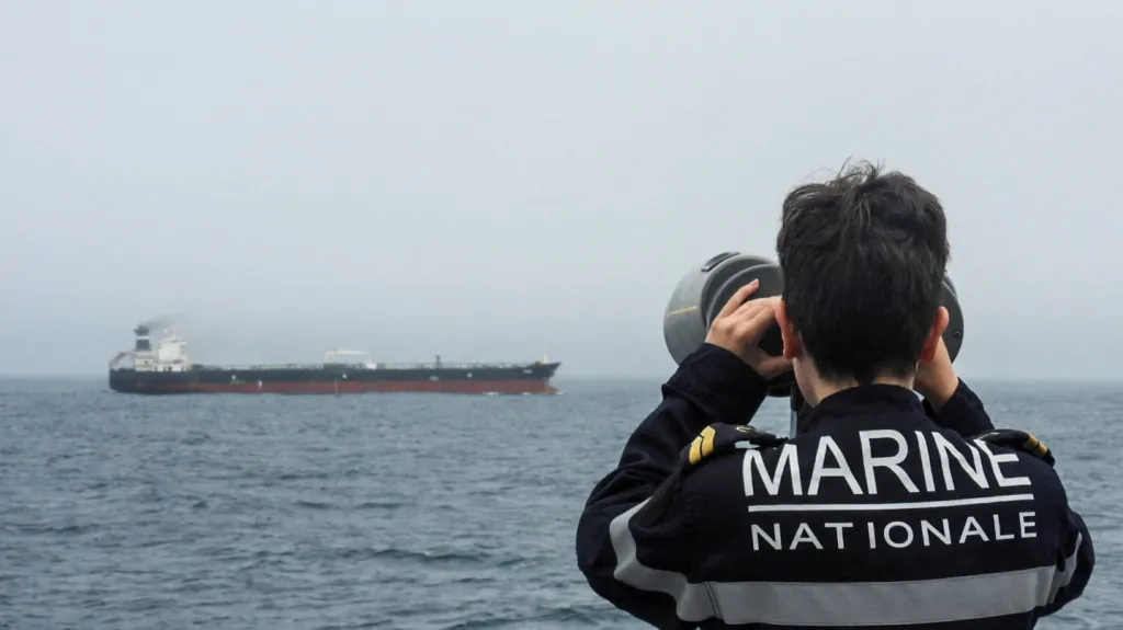 Francouzská námořnice pozoruje ropný tanker, na který se vztahují mezinárodní sankce, 1. června 2026