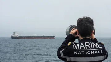 Francouzská námořnice pozoruje ropný tanker, na který se vztahují mezinárodní sankce, 1. června 2026