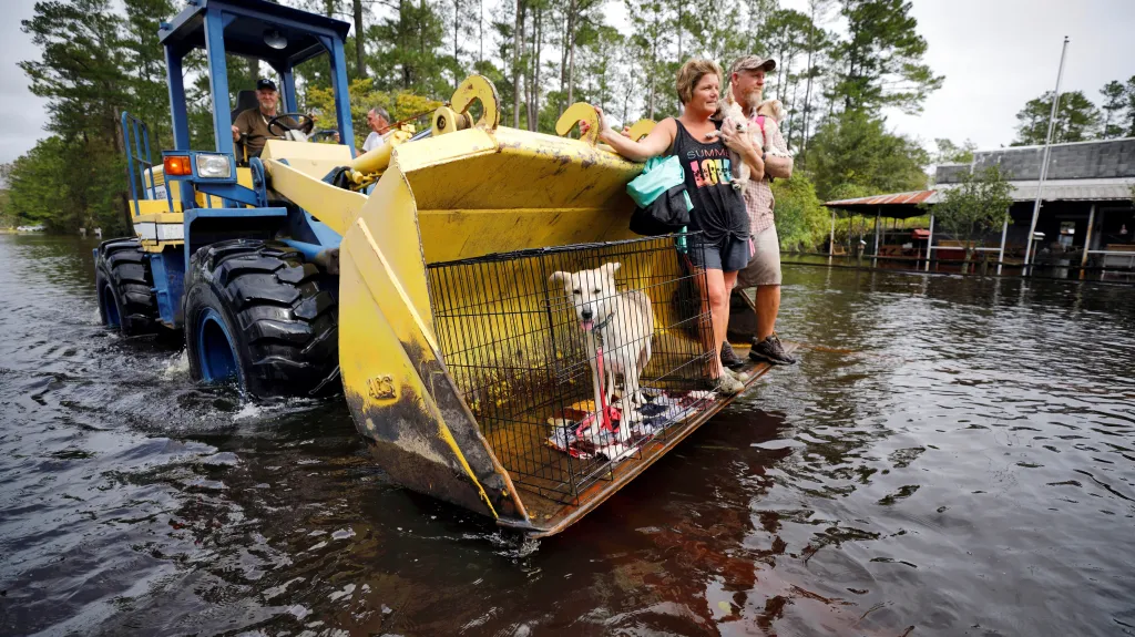 Obyvatelé městečka Burgaw v Severní Karolíně prchají před záplavami