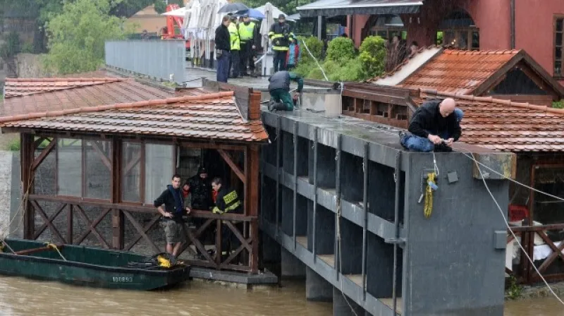 Stavba protipovodňových stěn na Čertovce