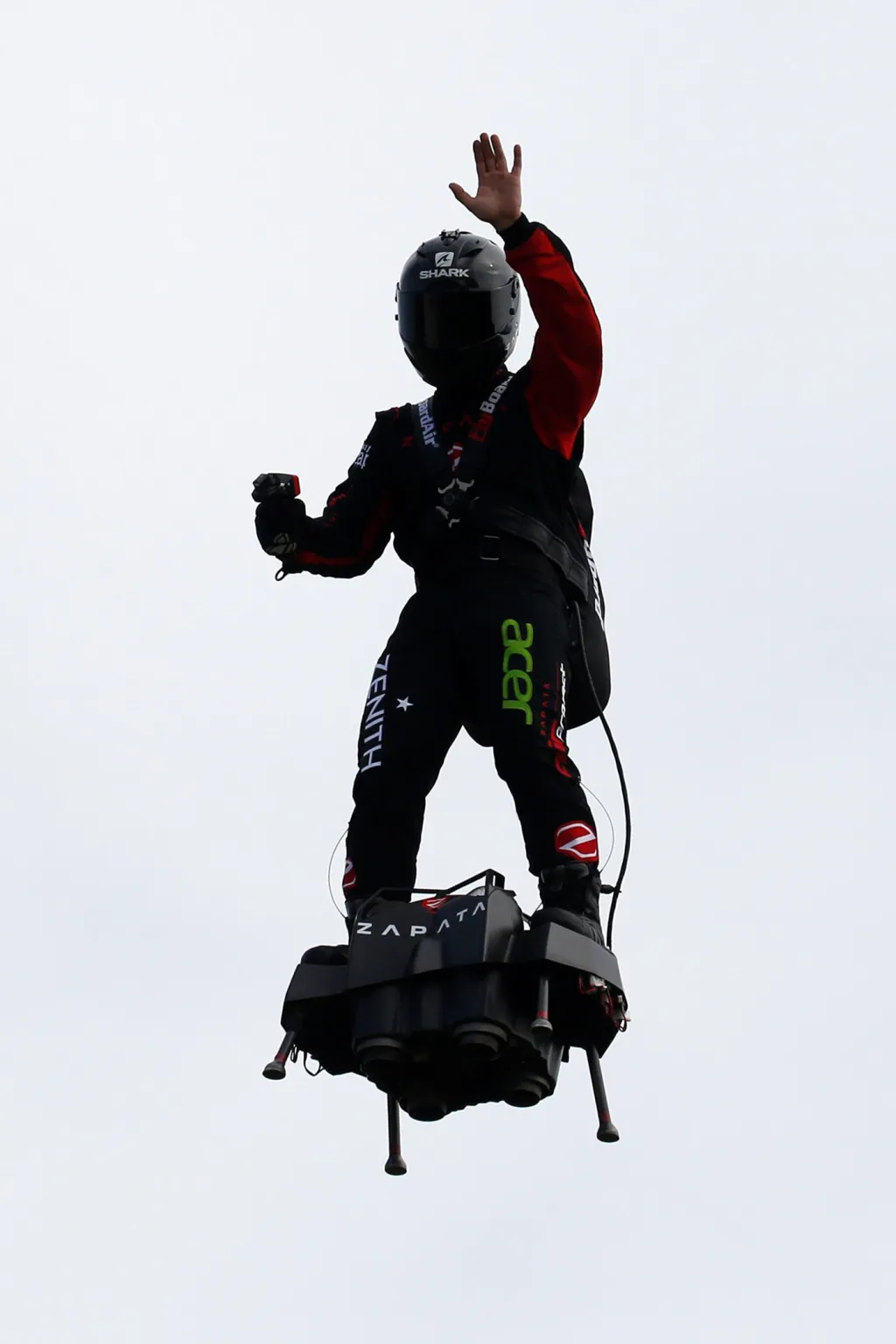 Na svém speciálním stroji Flyboard air se tento týden pokusil přeletět Lamanšský průliv nadšenec do futuristických strojů Franky Zapata