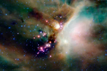 Mladé novorozené hvězdy bzučí kolem obří černé díry v centru galaxie jako roj včel