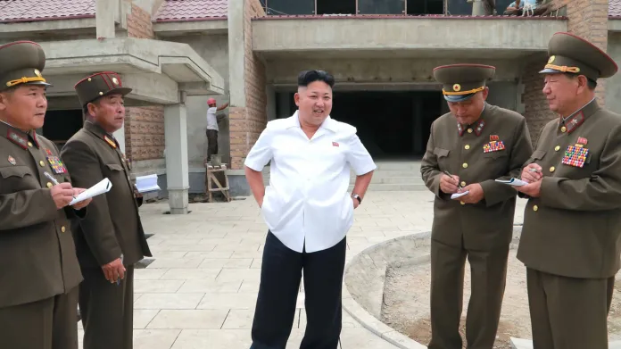 Kim Čong-un kouká na píšící důstojníky