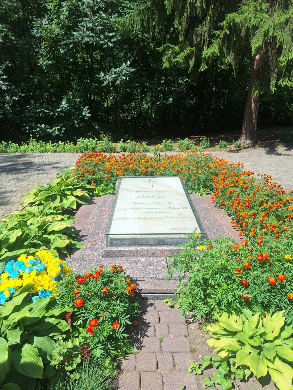 Mohyla velkého literáta s jeho autorským epitafem, vystihujícím jeho filozofický postoj k životu a světu