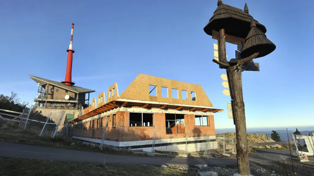 Nová Zátopkova chata na vrcholu Lysé hory