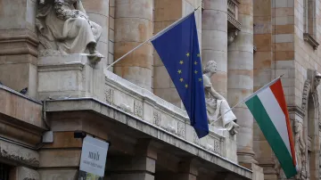 Vlajky EU a Maďarska, ilustrační foto