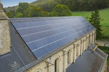 Malé město v Normandii se těší stabilním cenám energií. Úspěšně vsadilo na slunce