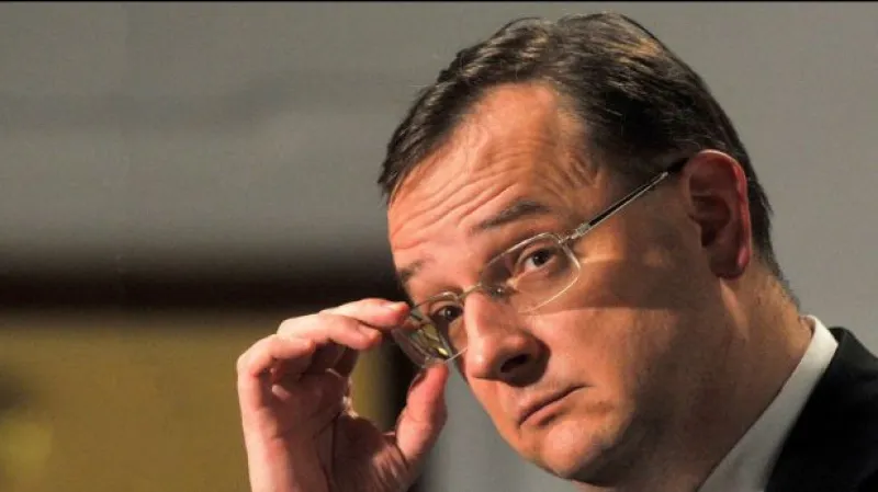 Nečasův kabinet zítra zřejmě přežije hlasování o balíčku