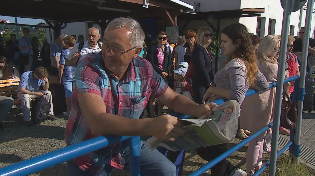Lidé v Brně čekají v provizorních podmínkách na vlak