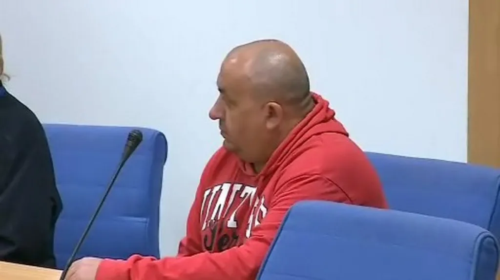 Muž obžalovaný z týrání družky a čtyř dětí