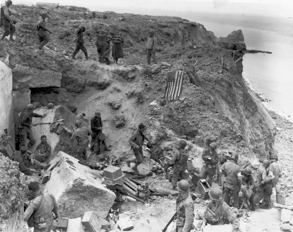 Vlajka USA leží na zničeném bunkru dva dny poté, co bylo strategické stanoviště s výhledem na pláže zneškodněno americkými armádními silami na Pointe du Hoc 8. června 1944. Zbraně byly zabaveny Rangers, kteří dorazili v ranních hodinách, aby se ujistili, že německé dělostřelectvo, které zde sídlilo, bylo přesunuto do vnitrozemí.