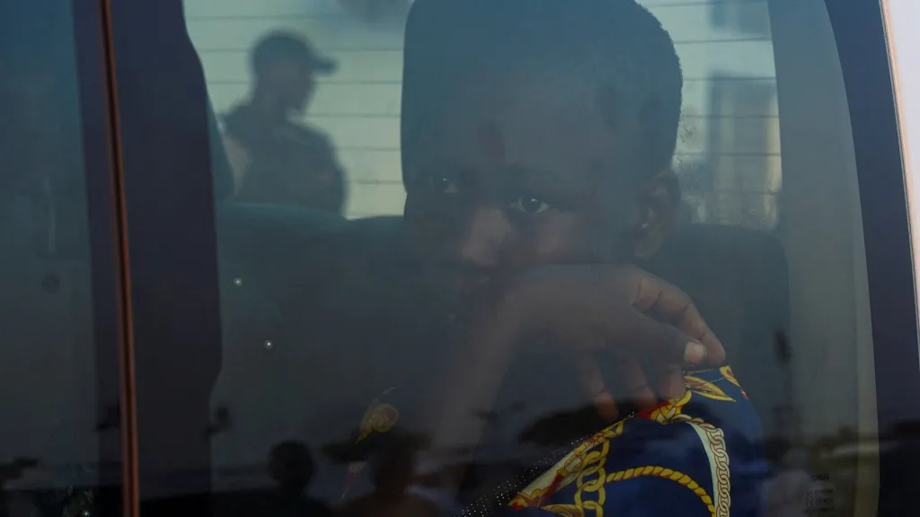 Návrat uneseného školáka z katolické školy v Nigérii (snímek z 8. prosince 2025)